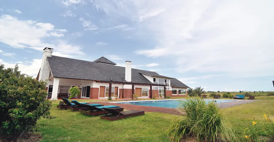 Edificio con piscina y césped en Pueblo Verde, urbanización proyectada por el estudio